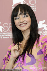 组图：《梅子鸡之味》记者会 女演员豪放转裙露底裤