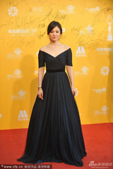 组图：宋慧乔低胸裙肌肤如雪 黄晓明抢着护花