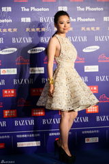 组图：张靓颖蕾丝白裙走红毯 性感露胸光