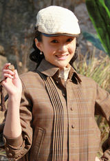 组图：衣珊《洪流》造型百变 骑马装尽显飒爽英姿