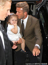 组图：小贝携妻女现身 小七眼神超萌