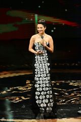 组图：章子怡凭《宗师》获影后拥抱王家卫