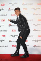 组图：吴奇隆型男装扮亮相街拍盛典哈腰签名