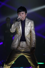 组图：周笔畅睡衣扮猫女 邓紫棋自弹自唱