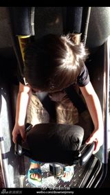 组图：微镜头下的小小志 呆萌可爱完胜童颜老爸