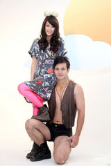 组图：江语晨扮现代嫦娥庆中秋 公司送猛男做贺礼 