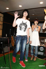 幻灯组图：旺福乐团打造“乡春之旅” 严爵变身牛仔