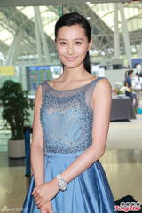 组图：陈法拉携港姐出席活动露背装艳压全场