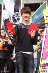 组图：王思平怀秋情人节发一元红包宣传新剧