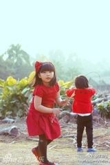 组图：王诗龄再变红裙小公主 与考拉比萌