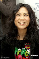 幻灯：蔡健雅成熟亮相投身慈善 说到动情处落泪