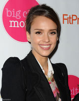 组图：杰西卡-阿尔芭印花上衣配柠檬裙甜美俏皮