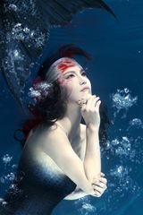 组图：韩丹彤将发新歌 水底拍摄唯美封面照