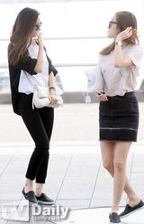 组图：Jessica&Krystal姐妹亮相机场情侣装默契