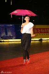 高清图：小宋佳助阵华语传媒盛典 红毯秀英伦范