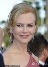 组图：妮可戛纳走秀风情露背 真空激凸艳光四射