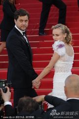 组图：戴安克鲁格戛纳走秀和男友恩爱