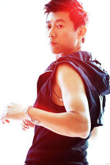 组图：夏雨最新时尚大片 铁骨铮铮更显硬汉柔情