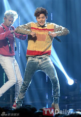 组图：韩女团不顾禁令着暴露舞台装献热舞