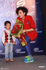 组图：郑秀文红装亮相活力四射 自曝喜欢单人运动