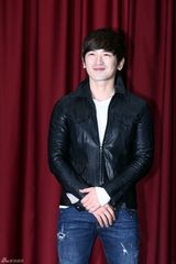 组图：韩国神话组合成员李珉宇结束兵役与粉丝见面