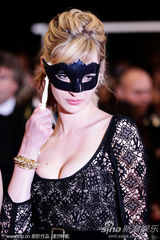 幻灯：《黑色天堂》首映 剧组集体大秀假面骑士面具