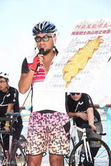 组图：张震岳抛颓废风走运动路线 骑单车环岛