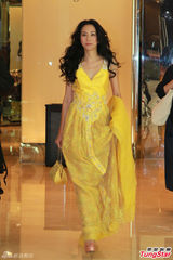 组图：莫文蔚低胸黄裙露美背 撩动裙摆展宫廷范