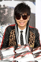 高清图：罗志祥新碟大卖兴奋难掩 豹纹装亮相签唱