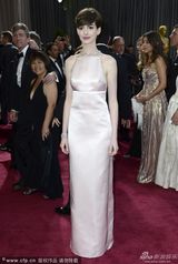 组图：安妮-海瑟薇粉色露背裙 玉肌美艳诱人