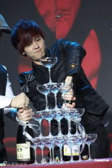 组图：付辛博签约新东家即将开个唱 许巍现身助阵