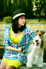 组图：小李琳温馨杂志写真邂逅俏皮犬