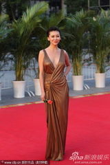 组图：巩新亮深v露乳提裙秀大腿 狼头男造型怪异