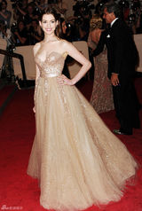 高清图：纽约大都会庆典 安妮-海瑟薇低胸礼服性感