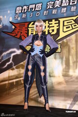 组图：蔡依林女王装代言网游 笑谈新专辑走光