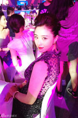 组图：蒋欣复古端庄亮相芭莎慈善夜