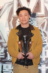 组图：众星亮相华语榜中榜颁奖礼 齐聚后台秀奖杯