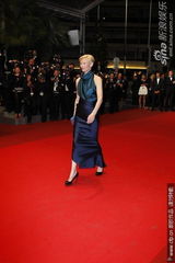 高清图：《我们需要谈谈凯文》首映 蒂尔达大秀裸背