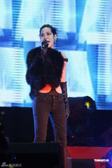 组图：毛宁林忆莲领衔音乐会 《你是我的眼》秀歌技