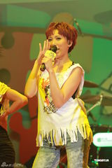 组图：李克勤郑欣宜开唱 鼓励年青人追梦