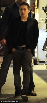 组图：贝嫂抱女外出吃晚餐 三子举手投足像足老爸