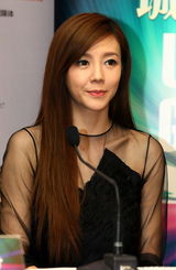 组图：《城市游戏》揭幕海报 窦骁吐槽陈妍希