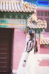 组图：爱新觉罗启星故宫拍皇室大片 风格清新