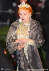 幻灯图：《爱丽丝》英国首映 海瑟薇秀雪白凝肌