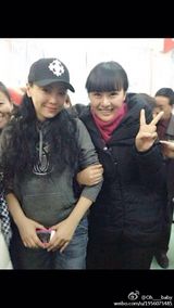 组图：张柏芝邓萃雯当义工 全程低调无媒体