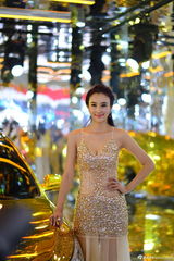 组图：车模兽兽性感透视黄金奶 自信爆乳微笑