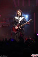 组图：伍佰新歌热唱 台上“宽衣”羞露事业线