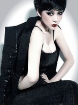 组图：巩新亮烈焰红唇写真 酥胸半露显狂野诱惑