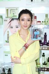 组图：崔秀靖等韩星清新装束现身上海CBE