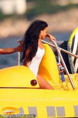 组图：蕾哈娜与好友玩跳伞 白色比基尼大秀身材